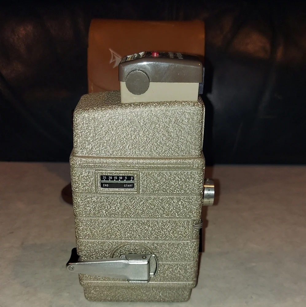 VINTAGE 1940s COLLECTIBLE BELL & HOWELL 319 8mm MOVIE CAMERA SUNOMETER TRI-LENS
